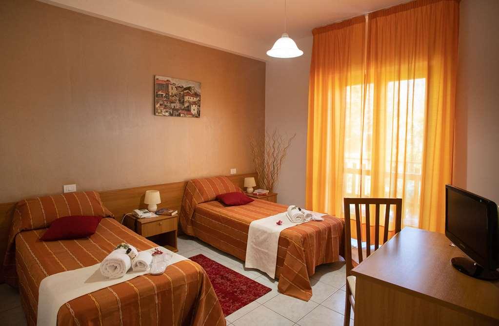 Hotel Kiris Виджано Стая снимка